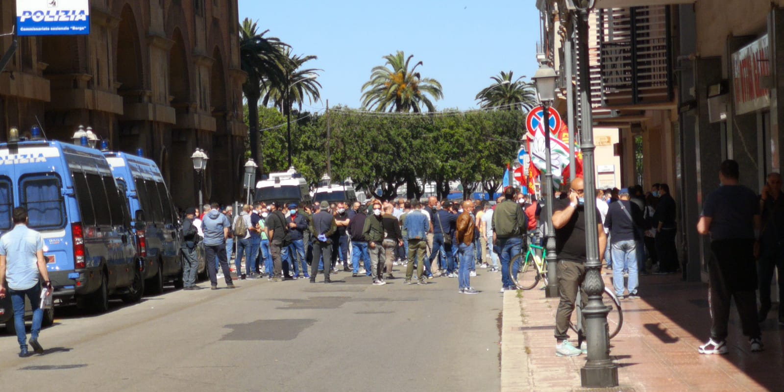 Taranto Sit In Dei Lavoratori Arcelor Mittal Davanti Alla Prefettura