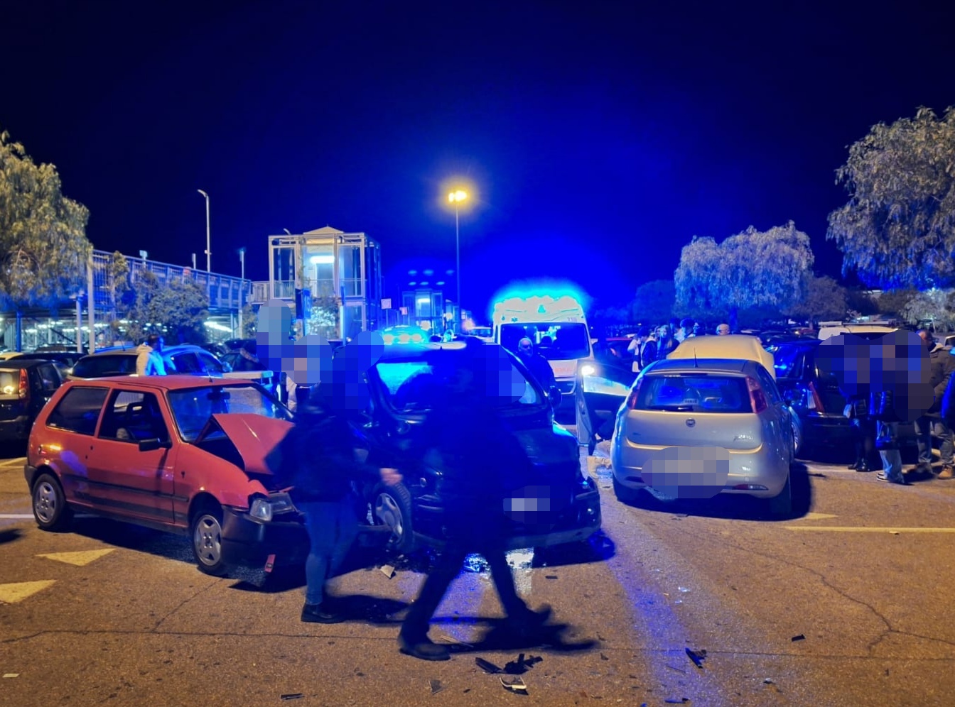 Taranto Incidente Nell Area Del Parcheggio Del Centro Commerciale