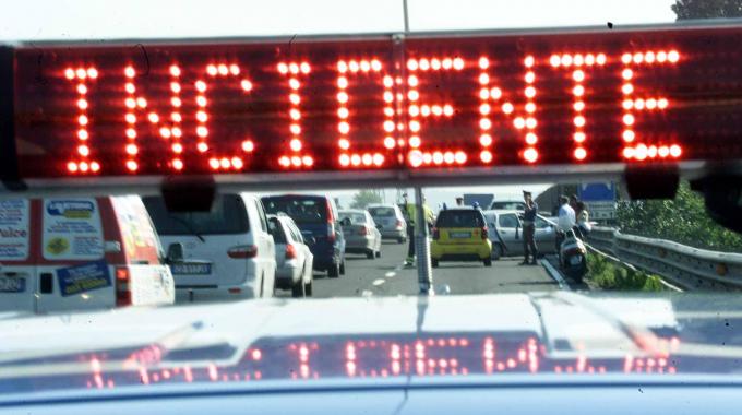 Bari Acquaviva delle Fonti: incidente in autostrada, una morta e sette feriti Van ribaltato, traffico bloccato in carreggiata nord