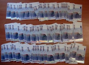 SPACCIA 20 EURO FALSE IN STAZIONE A MILANO, ARRESTATO