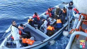 Immigrazione: 400 salvati da marina a largo Lampedusa