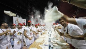 pizza lanciata in aria napoli