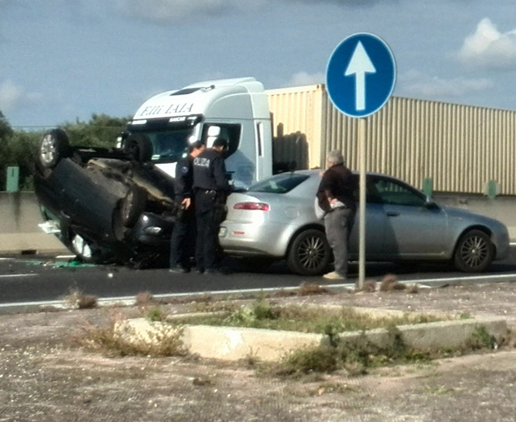 Monopoli, incidente sulla strada statale 16: auto si ...