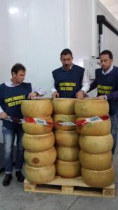 Rivendevano 1.600 kg di parmigiano rubato