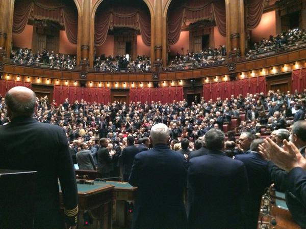 applauso montecitorio mattarella