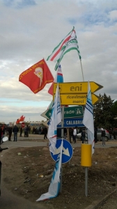 taranto bandiere su segnali eni