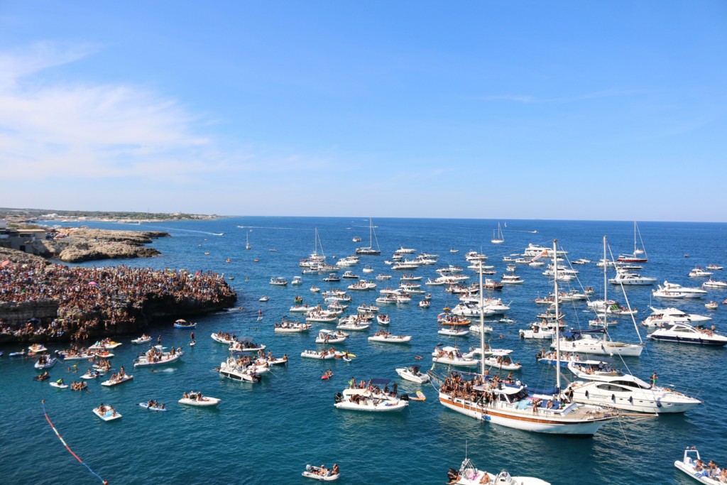 pubblico mare tuffi polignano 1