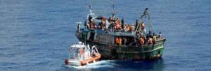 Guardia Costiera durante le operazioni di recupero e salvataggio di migranti nel mar Mediterraneo, 14 settembre 2014. ANSA/GUARDIA COSTIERA +++EDITORIAL USE ONLY - NO SALES+++