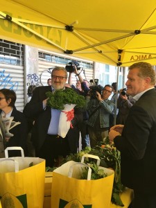 Emiliano con il bouquet di prezzemolo riccio