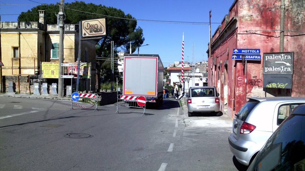 camion passaggo a livello martina 1