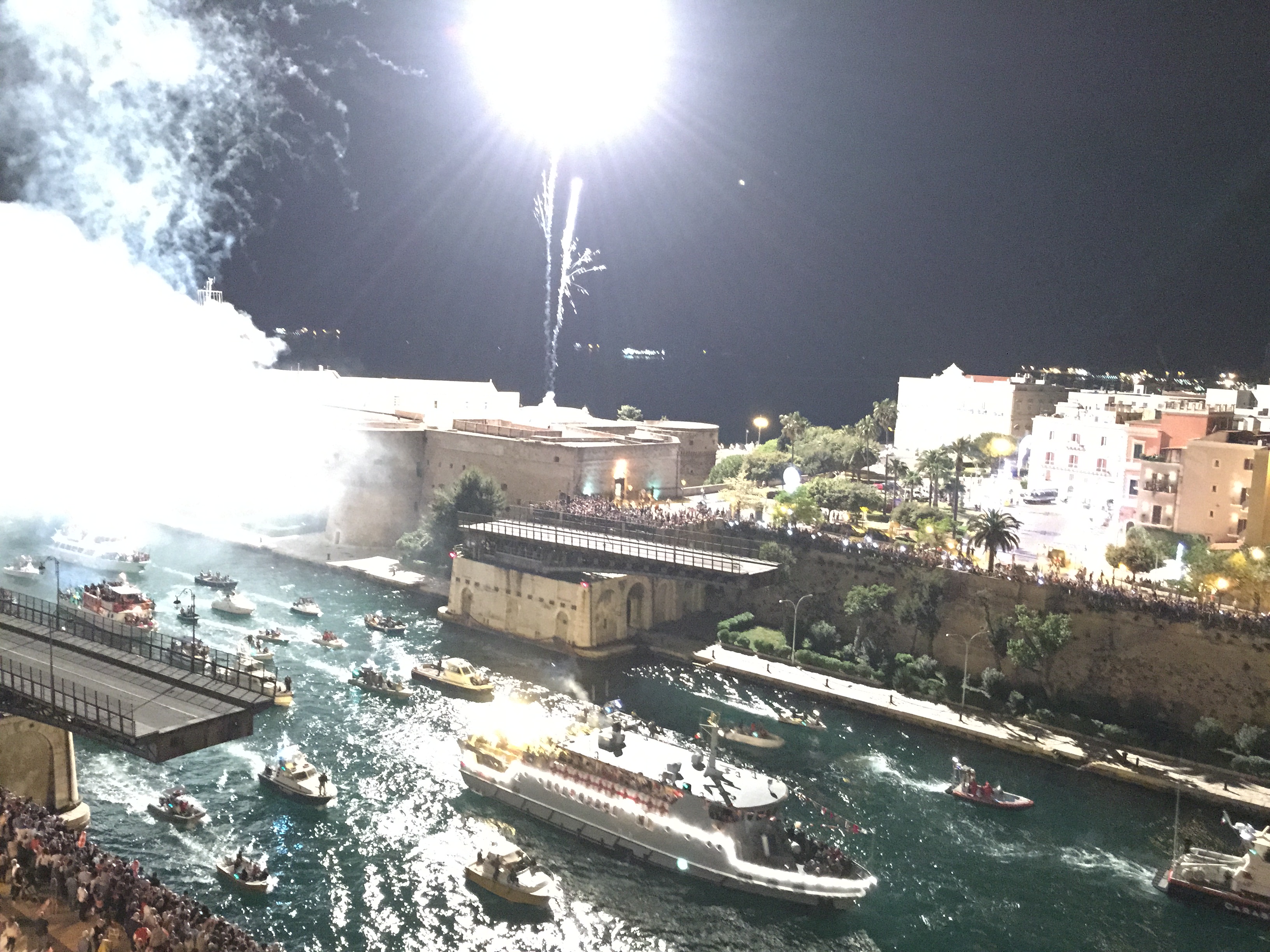 San Cataldo: Taranto, ieri sera la processione in mare ...