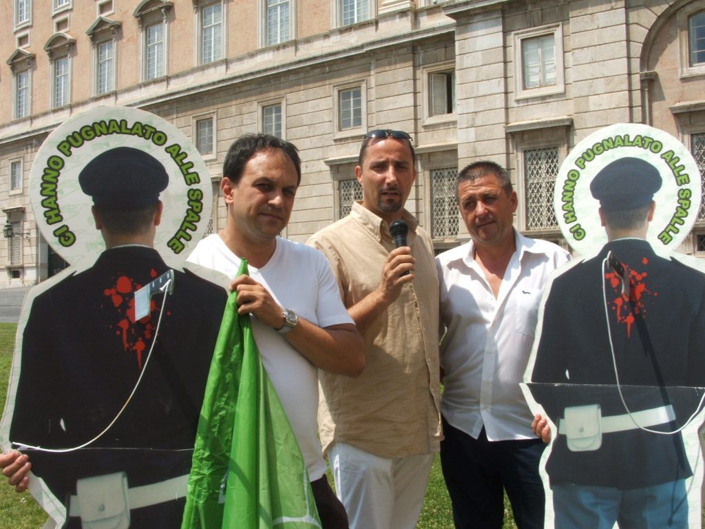 DA SX TREMATERRA RAIMONDI OVALLETTO DURANTE MANIFESTAZIONE DAVANTI REGGIA DI CASERTA