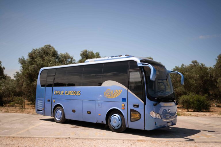 Il bus della Ceglie Eurobus che collega le sedi del Poliba di Bari e Taranto