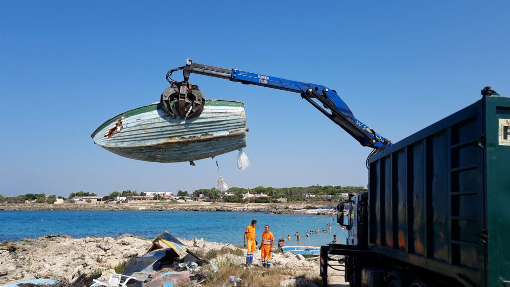 Rimozione barche Marina di Taranto 3