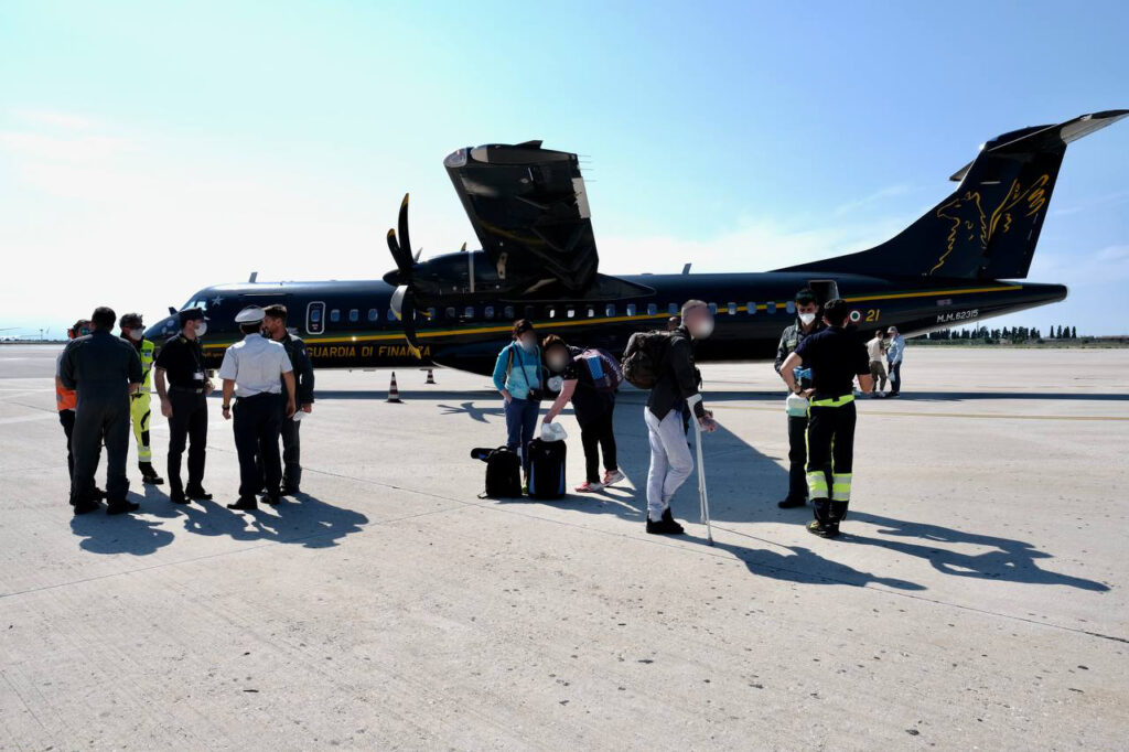 arrivo ucraini aeroporto bari 5