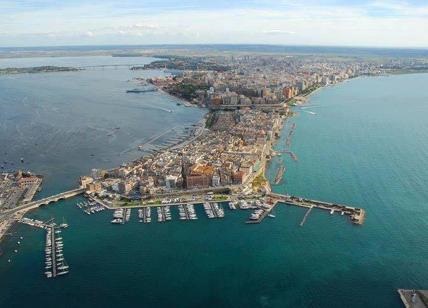 Molo SantEligio a sx il Mar Piccolo a dx il Mar Grande di Taranto