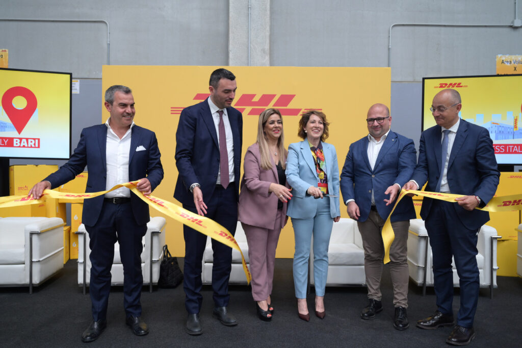 DHLExpress Bari TaglioNastro2