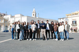 Andria Piazza Catuma. Gli studenti di architettura del Politecnico. Al centro il prof. Fallacara