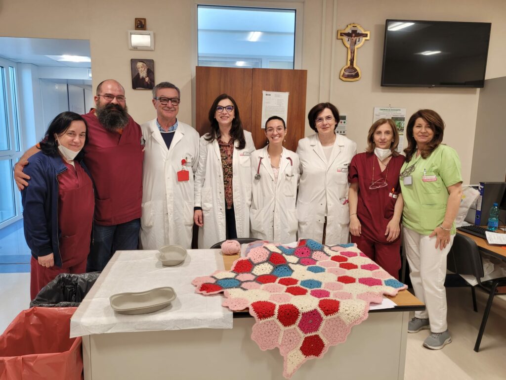 CoS 43 ONCOLOGIA MARTINA FRANCA consegna manufatti lanaterapia 17 05 2024