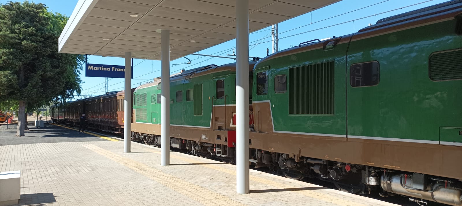 Il treno storico per la visita in Valle d’Itria nel pomeriggio. A Fasano il contro G7 Consorti da Alberobello a Martina Franca dopo il quartiere delle ceramiche di Grottaglie