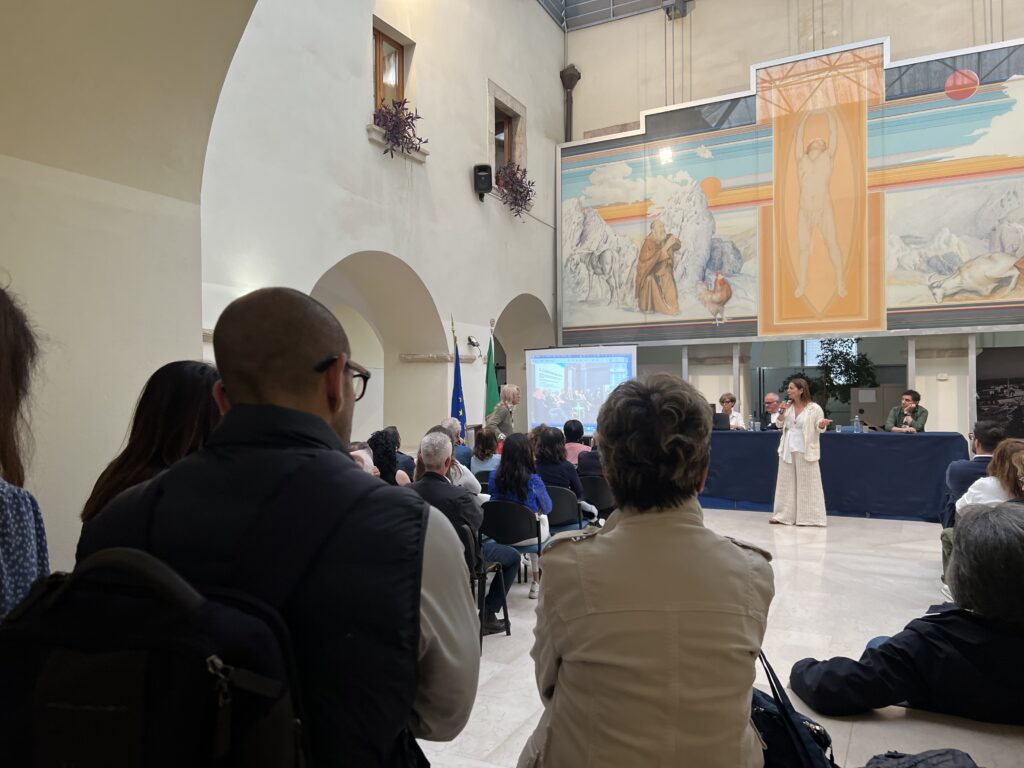 La presentazione nel chiostro comunale