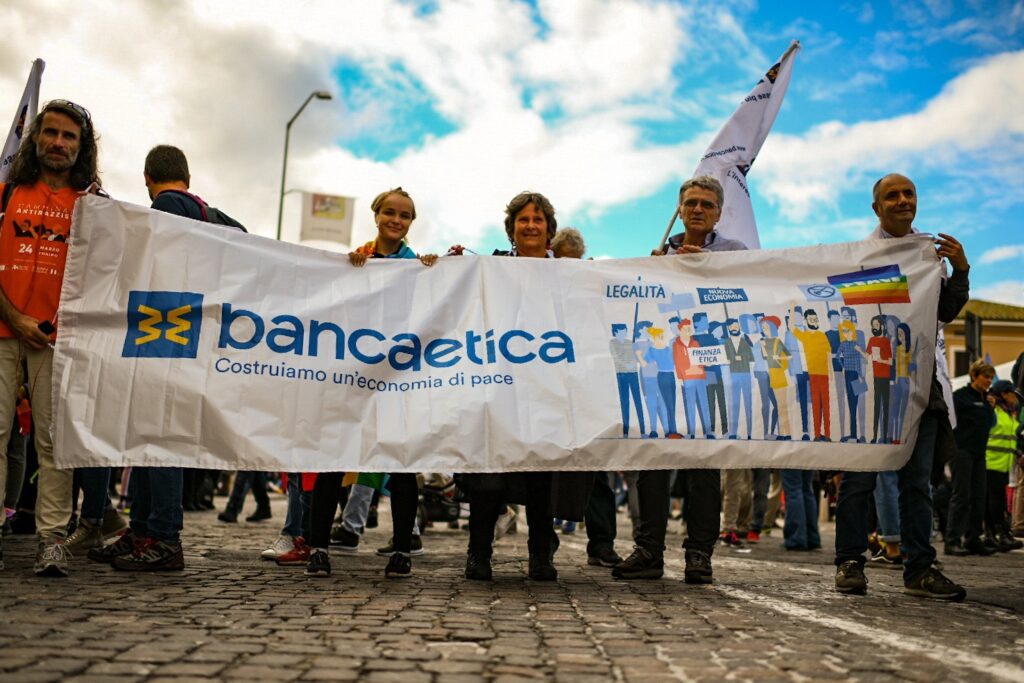 soci marcia pace Perugia Assisi striscione banca Etica 2018