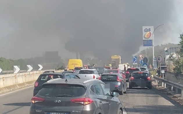 Lecce Brindisi: assalto a portavalori sulla statale Auto in fiamme, spari