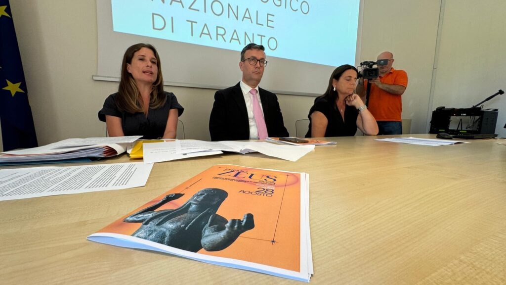 Conferenza stampa Premio Zeus 2 da sx l'assessore alla cultura Chiara Congedi il vice sindaco Massimo Lecci e la direttrice del MArTA Stella Falzone