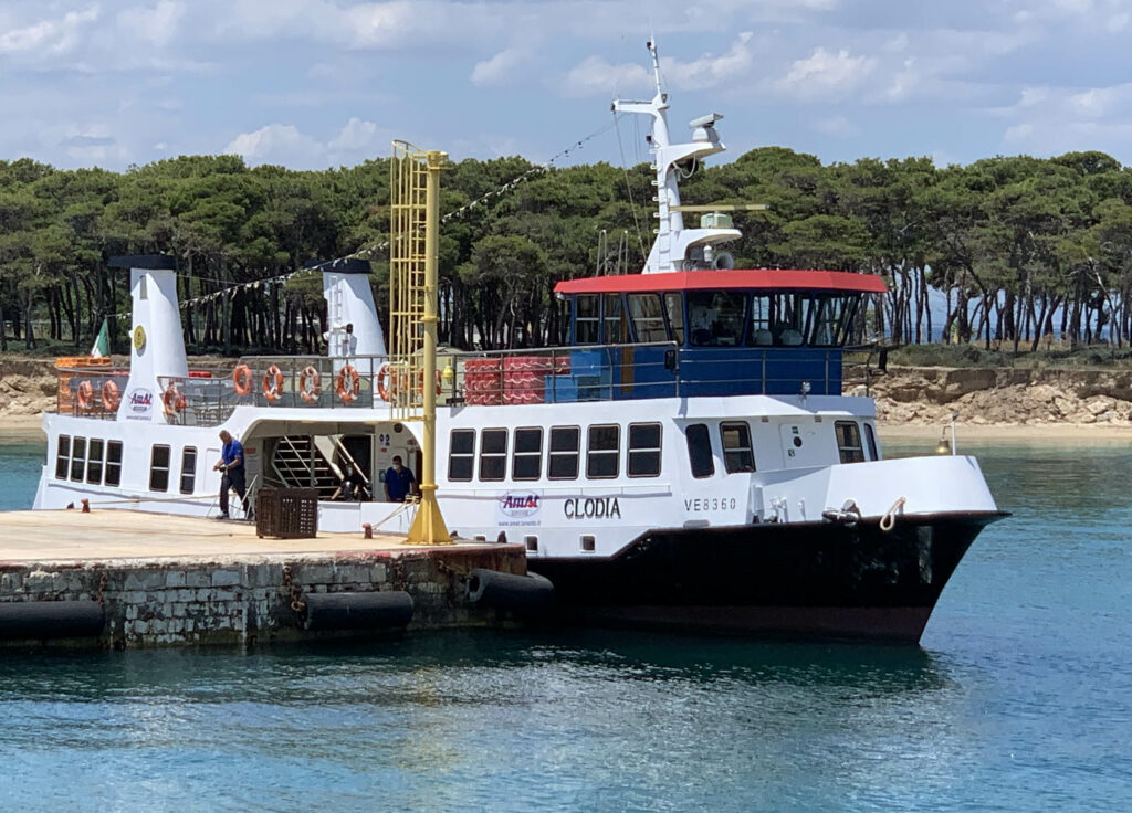 Motonave ''Clodia'' Kyma Mobilità . Ormeggio a Isola San Pietro LD1