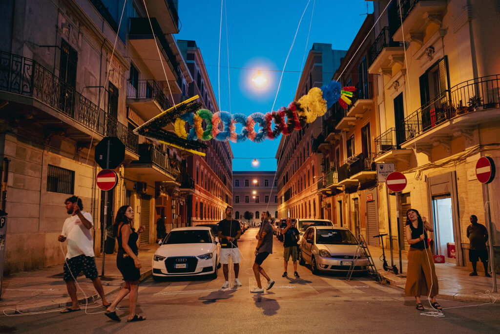 + Sabino De Nichilo, Via Dalmazia 58. Omaggio a Pino Pascali , 2023, installazione ambientale per Il mattino ha Lory in bocca 2 (foto di Fabrizio Provinciali)