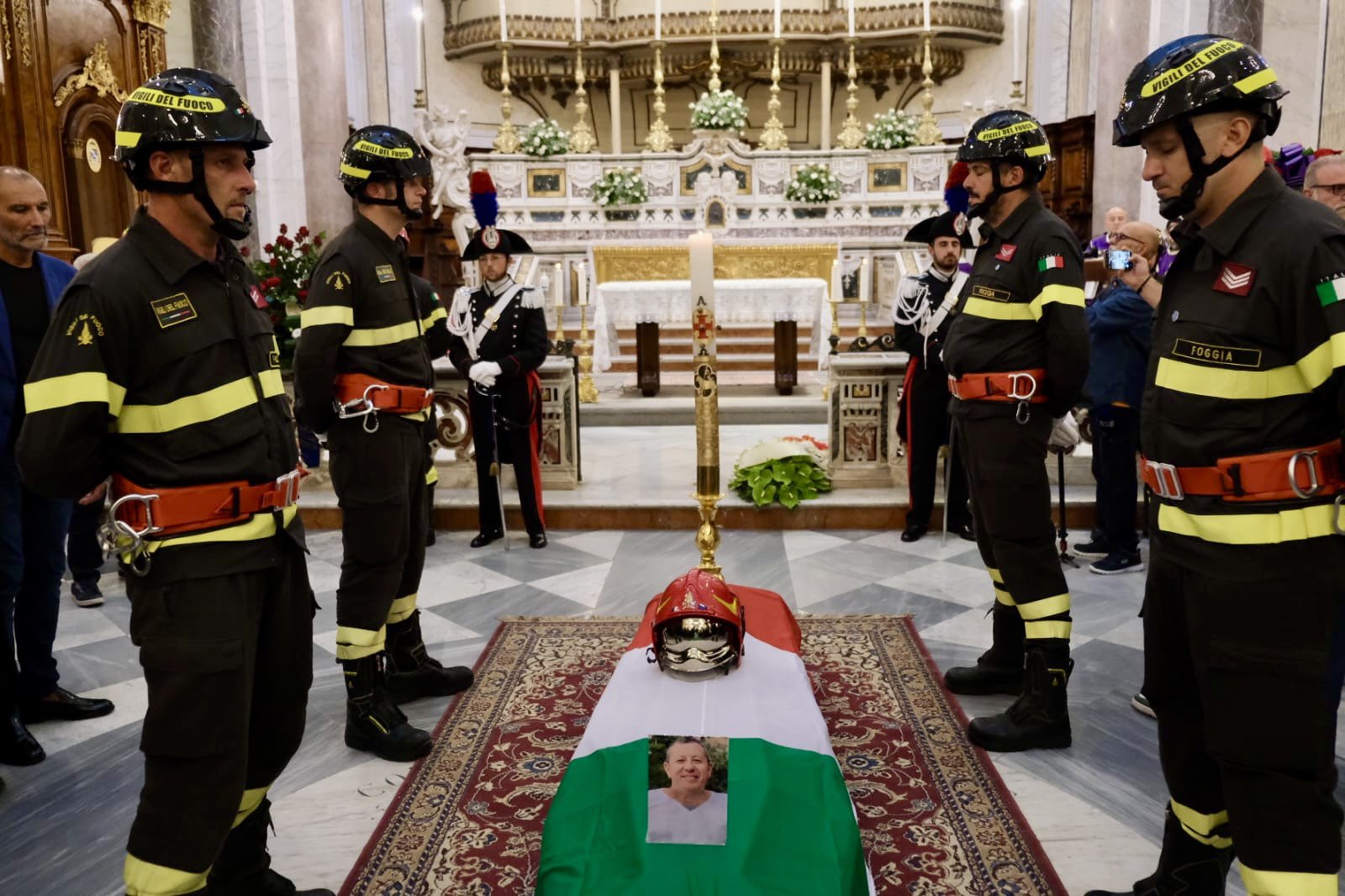 Foggia: i funerali del vigile del fuoco morto per salvare gli altri Oggi pomeriggio in cattedrale