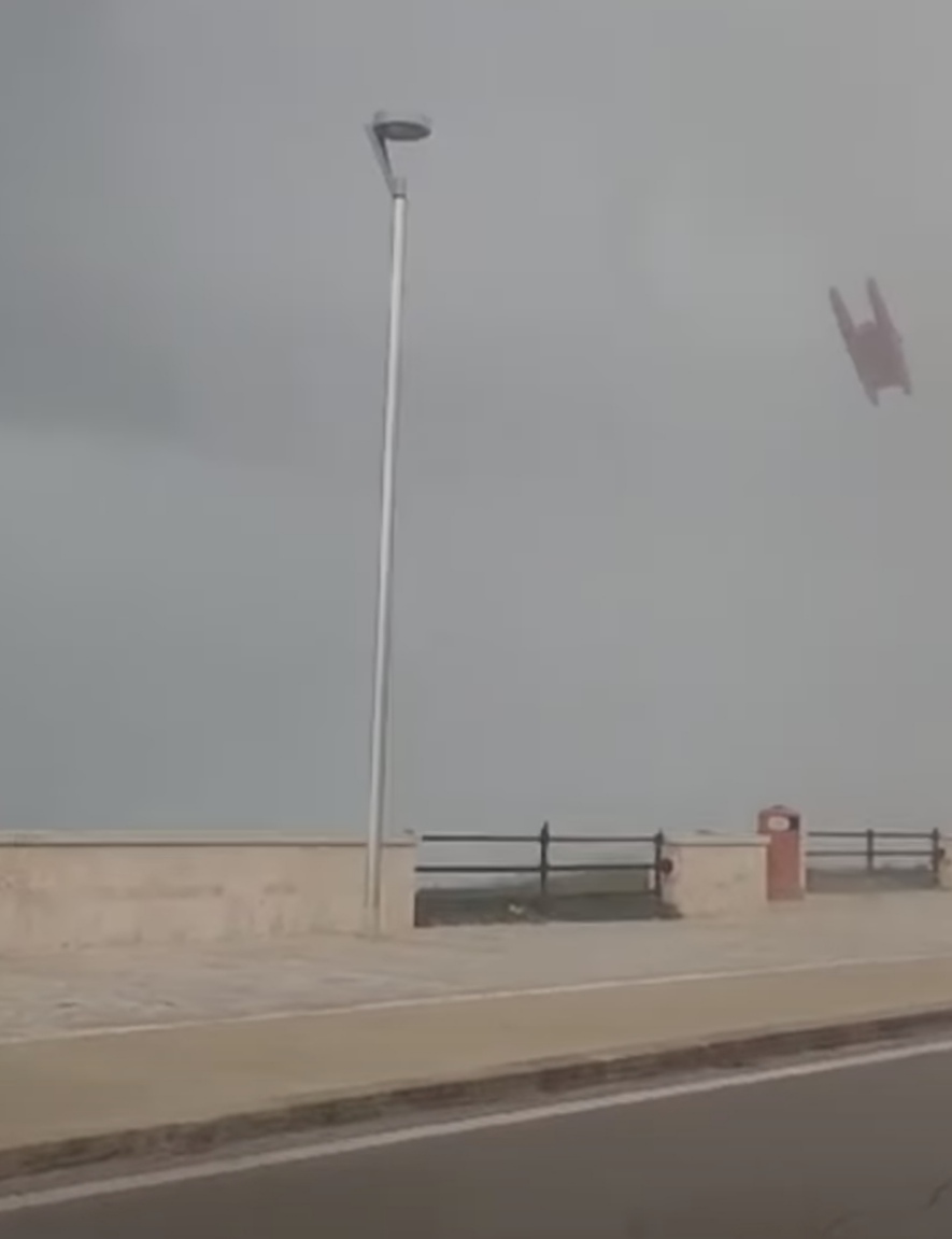 Salento, maltempo: tromba d’aria, per il vento vola un pedalò San Foca