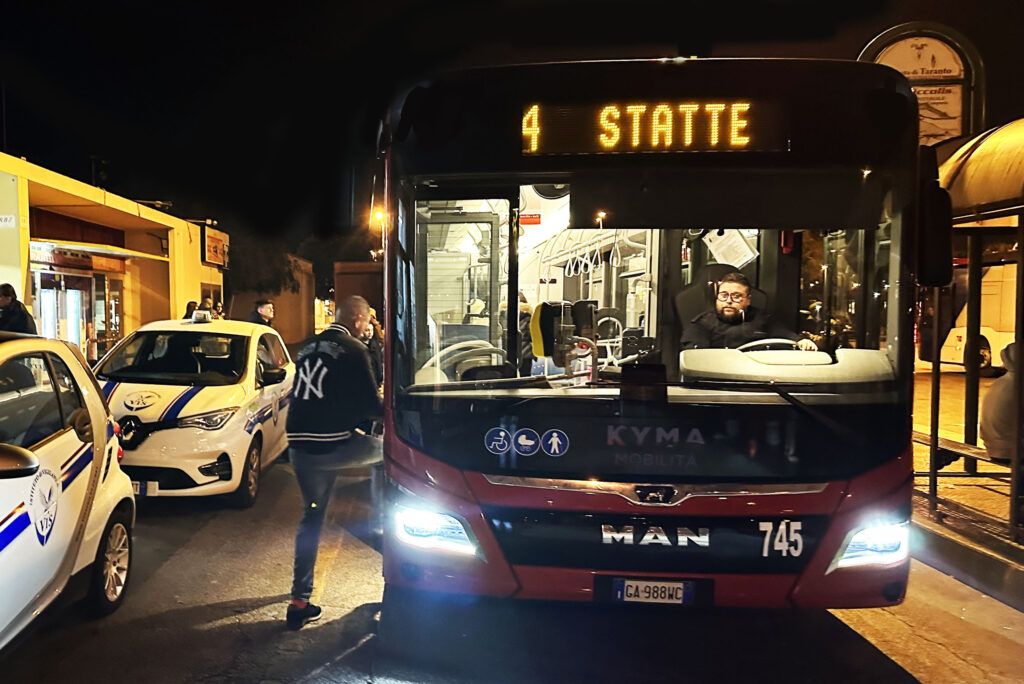 Autobus Linea 4 e auto istituto vigilanza ORIZZONTALE