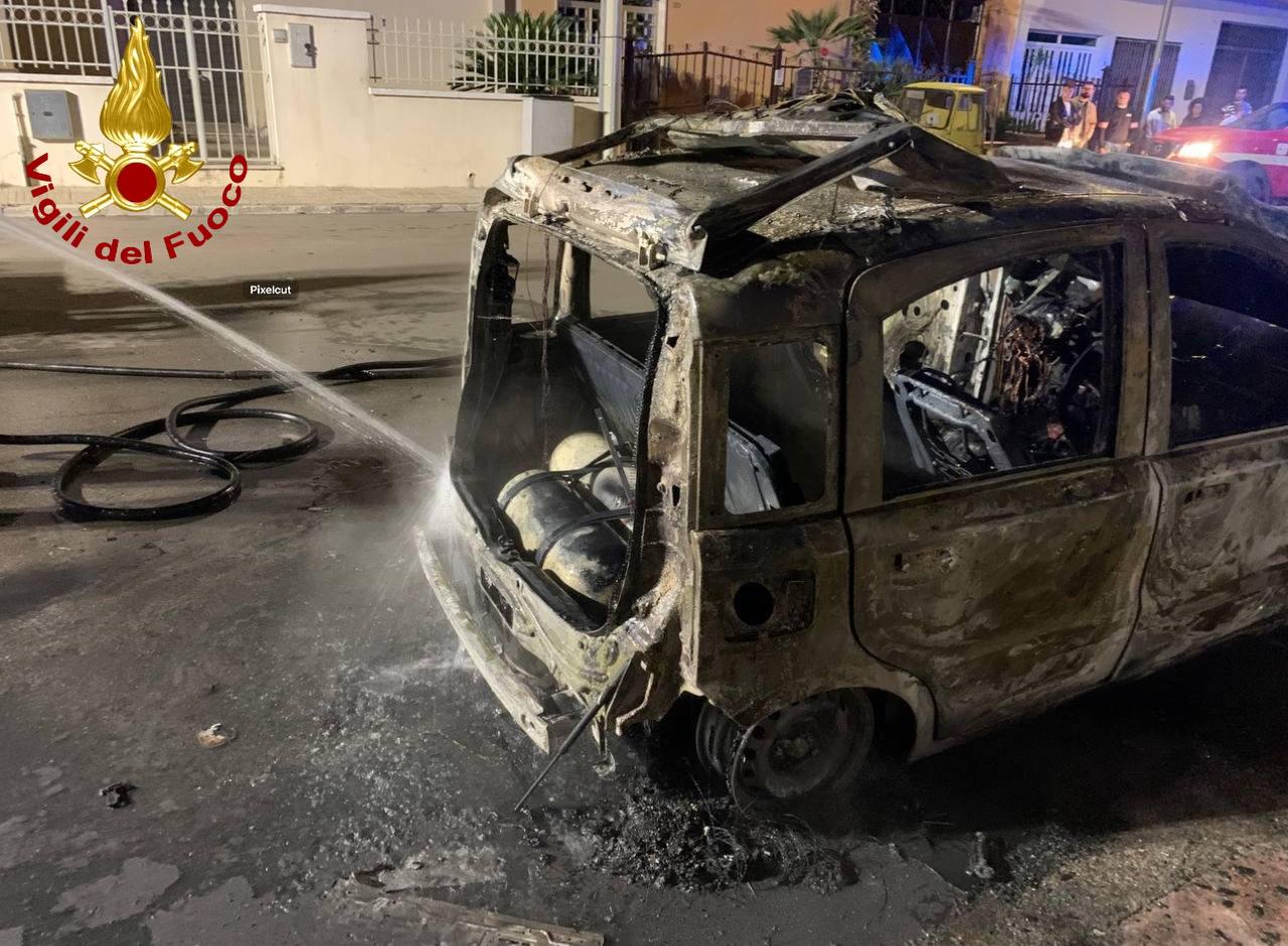 Nardò: accende una sigaretta in macchina, l’auto esplode Intervento dei vigili del fuoco