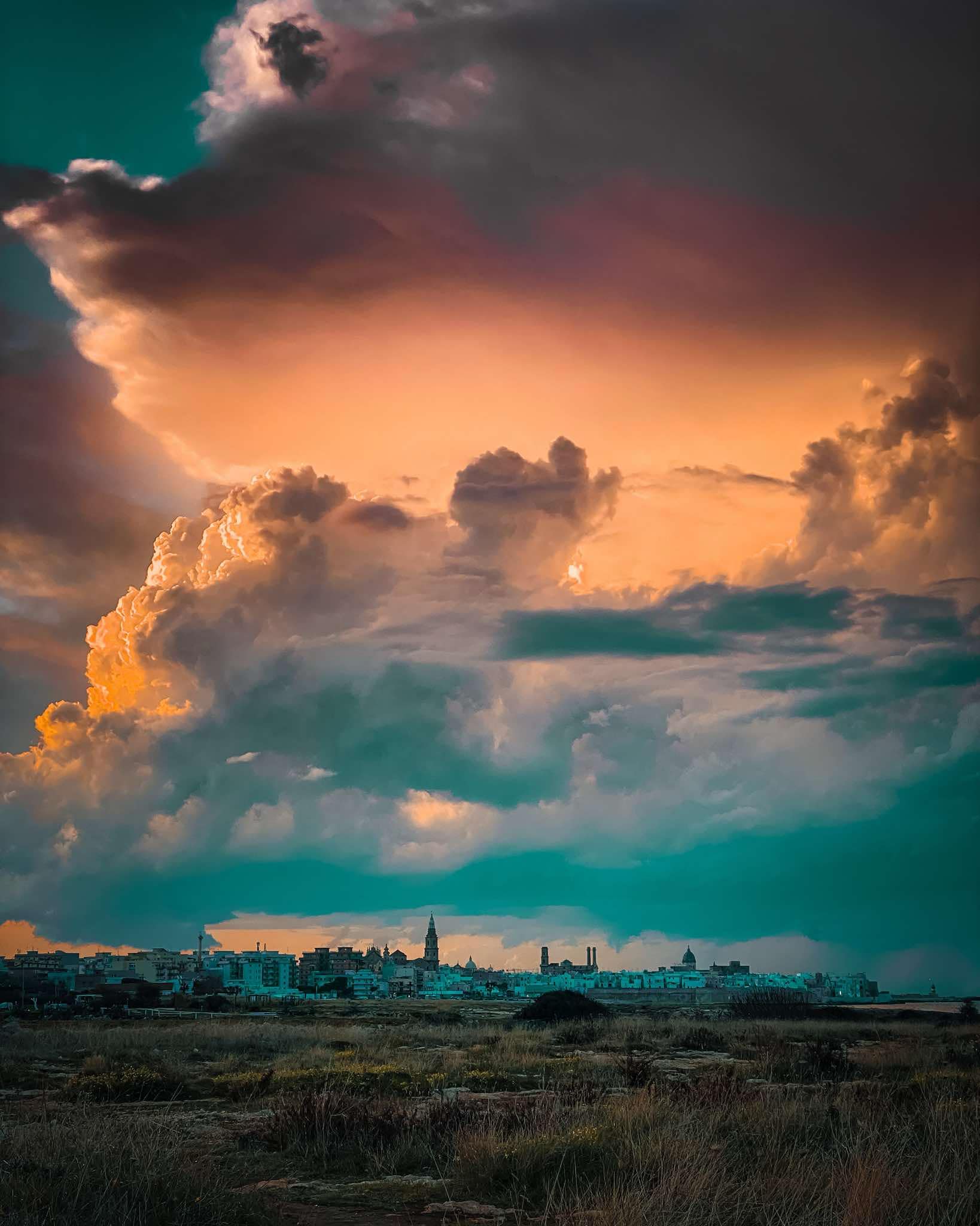 Oggi e domani allerta temporali, nel frattempo il tramonto multicolore di Monopoli Immortalato da Giovanni Barnaba