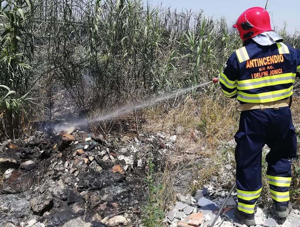 Volontario in azione del Gruppo Volontari di Protezione Civile 'I Delfini Jonici' di Lizzano ORIZZONTALE