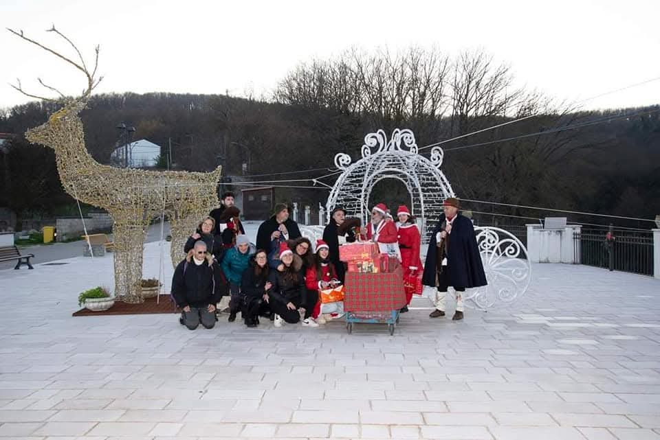 Celle di San Vito Babbo Natale e i suoi aiutanti per la distrinuzione dei panettoni