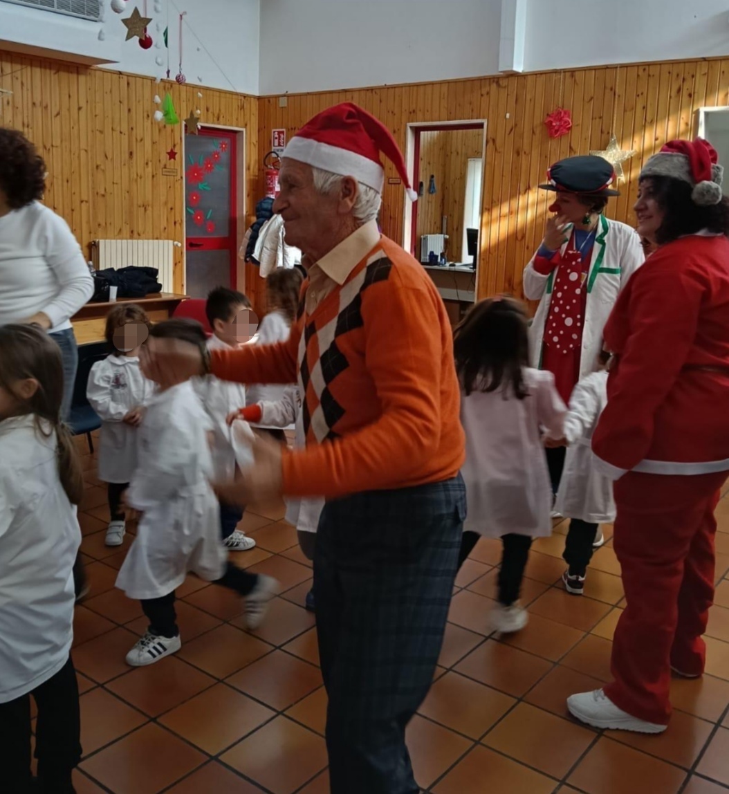 Martina Franca: con gli anziani e i canti di Natale la preparazione alla festa per i bambini della materna Scuola "Giovanni XXIII"