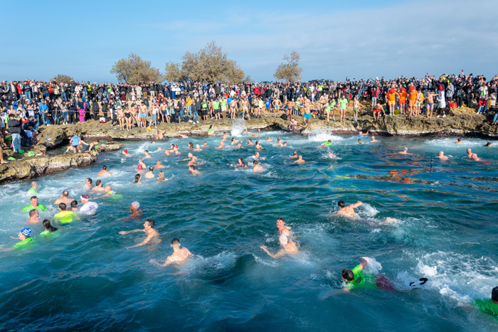 Brindisi: in 535 per il tuffo di capodanno Stamattina