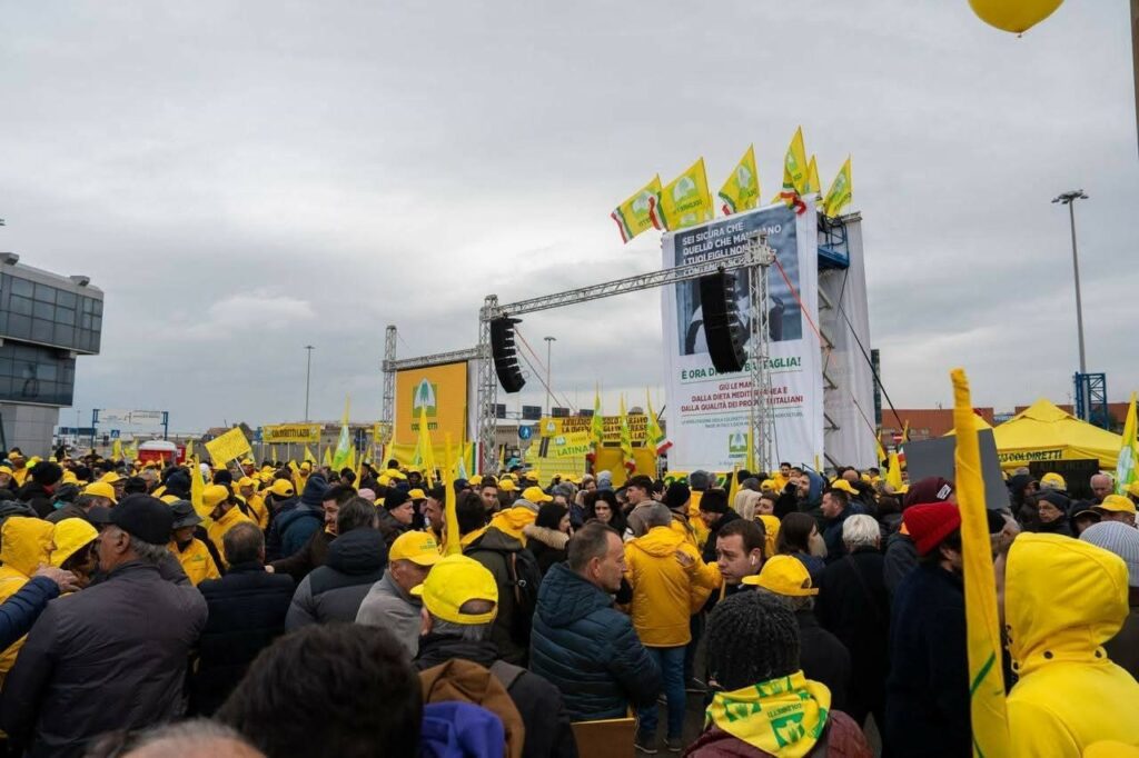 Blitz degli agricoltori Coldiretti al porto di Civitavecchia contro invasione olio straniero