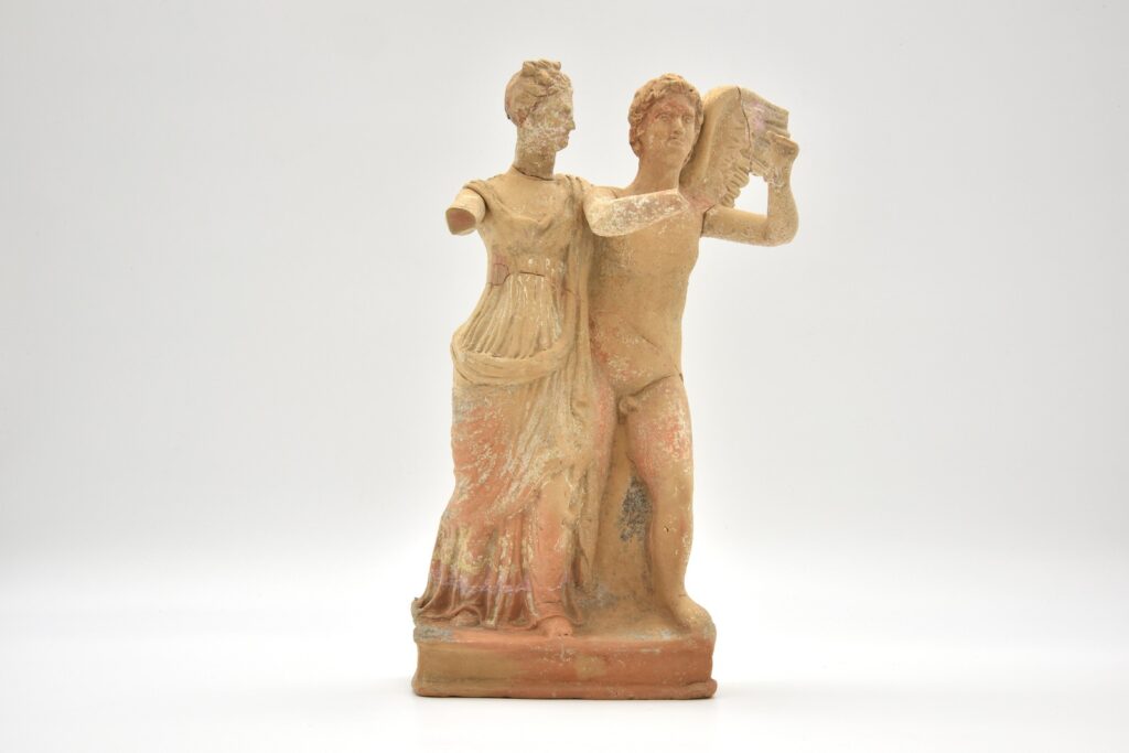 Terracotta policroma Taranto fine I sec a.C. Psyche che cerca di trattenere Eros